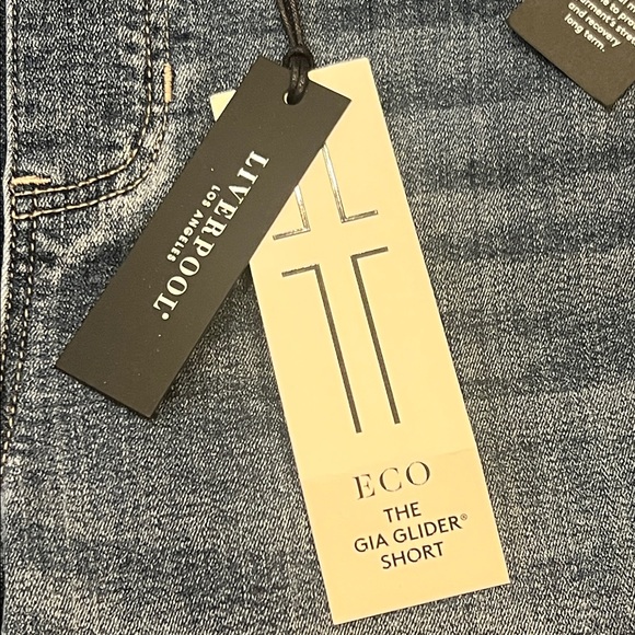 NWT Liverpool ‘The Gia Glider Short’ Bermuda Jean Shorts Modest Size 6/28 Waist - Picture 3 of 15